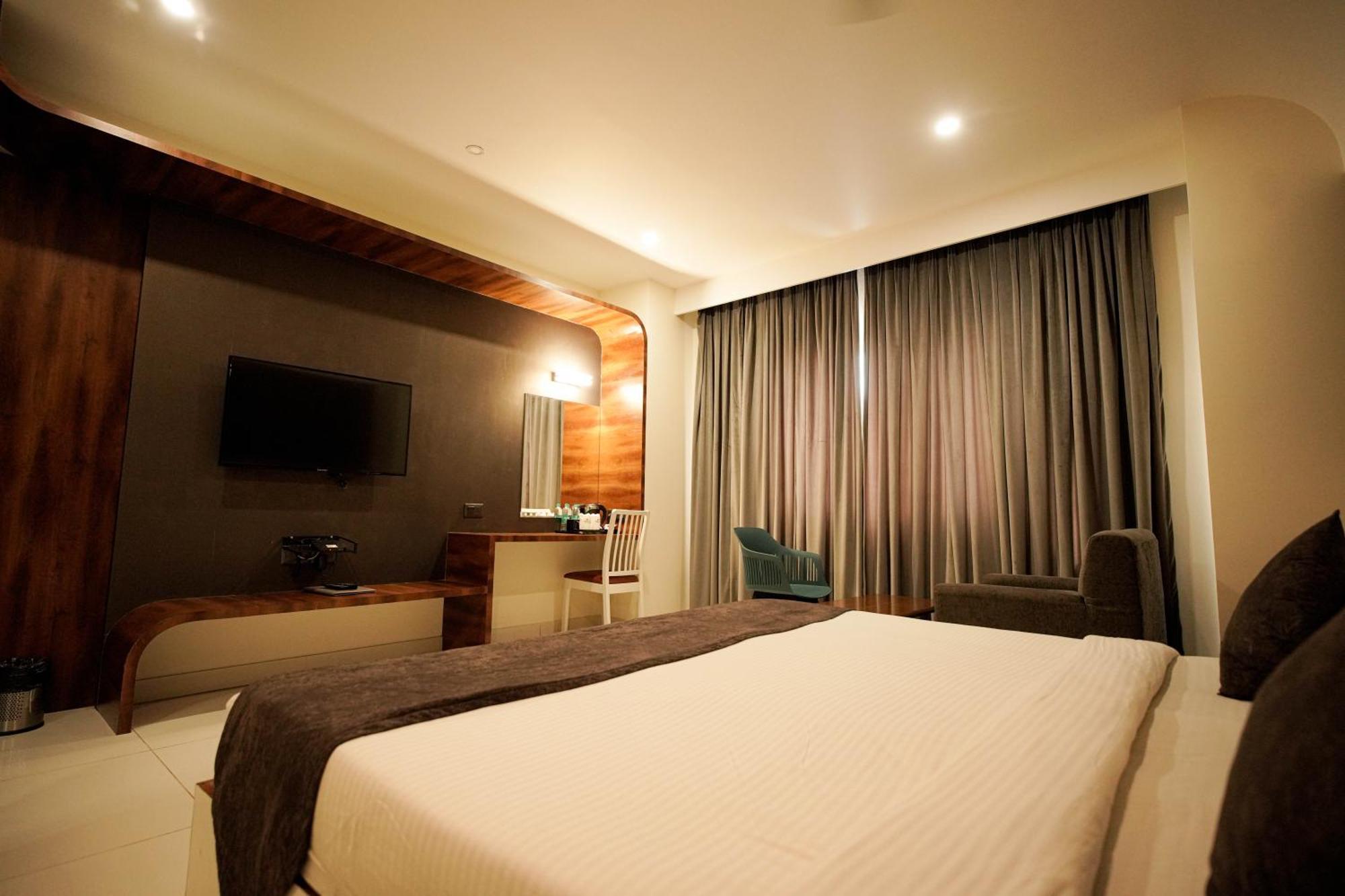 Cliff Embassy Banquet And Suites ชิโมกา ภายนอก รูปภาพ