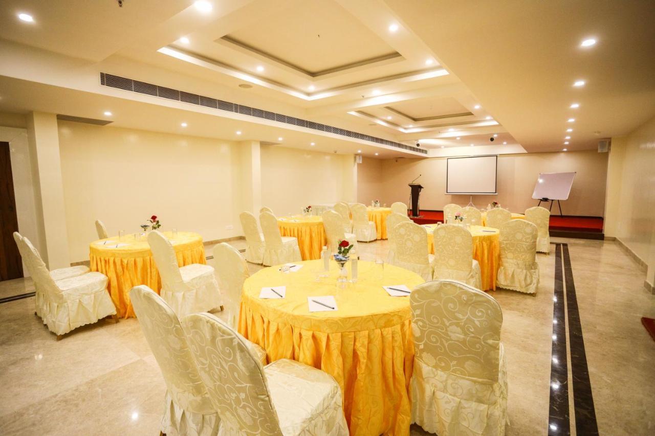 Cliff Embassy Banquet And Suites ชิโมกา ภายนอก รูปภาพ
