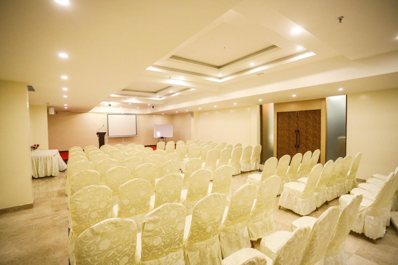 Cliff Embassy Banquet And Suites ชิโมกา ภายนอก รูปภาพ